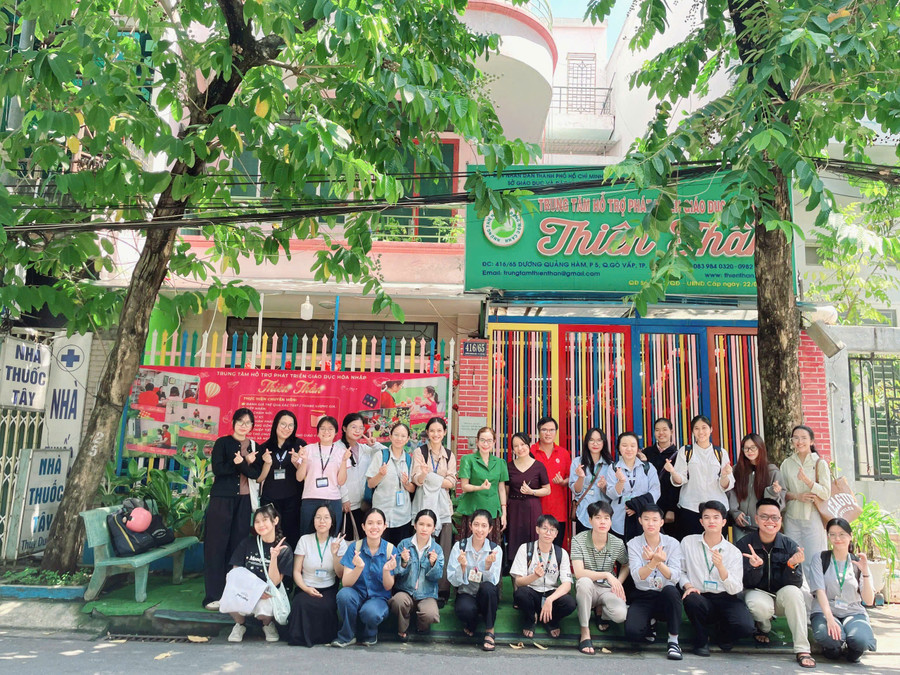 ThS Hương (áo xanh) cùng các sinh viên. Ảnh: NVCC. 210622882335486749.jpg