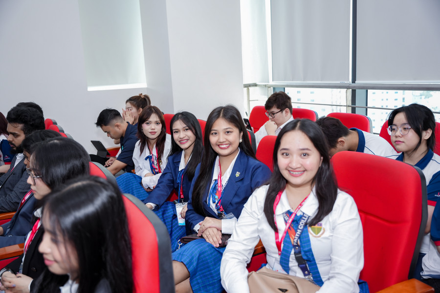 Các sinh viên nước ngoài tham dự diễn đàn. Ảnh: UEF.