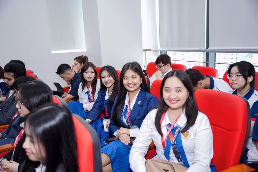 Các sinh viên nước ngoài tham dự diễn đàn. Ảnh: UEF.