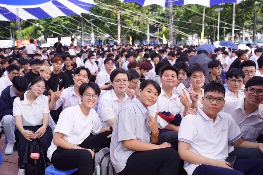 Tân sinh viên phấn khởi tham dự lễ khai giảng năm học mới. Ảnh: HCMUT