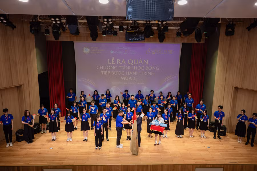 Nghi thức trao cờ tiếp nối truyền thống và lan toả giá trị học bổng. Ảnh: SIU. 