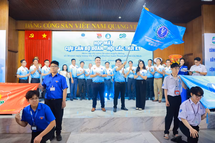 Nghi thức trao cờ truyền thống cho Thường trực Đoàn Hội đương nhiệm. Ảnh: HCMULAW. 