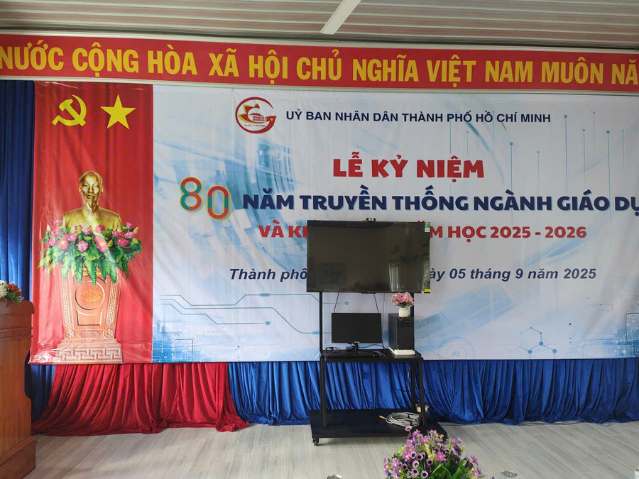 Nhà trường chuẩn bị kỹ đường đường truyền cho lễ khai giảng. Ảnh: NTCC. 12905e17a83c23627a2d.jpg