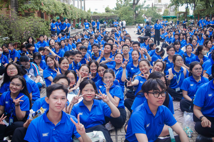 Khép lại buổi lễ, các chiến sĩ rạng rỡ trong sắc xanh tình nguyện, sẵn sàng lên đường viết tiếp hành trình “ở dân thương - làm dân tin - đi dân nhớ”. img-4177.jpg