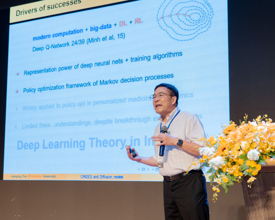 GS Jianqing Fan trình bày tham luận tại hội thảo. Ảnh: UEH. 