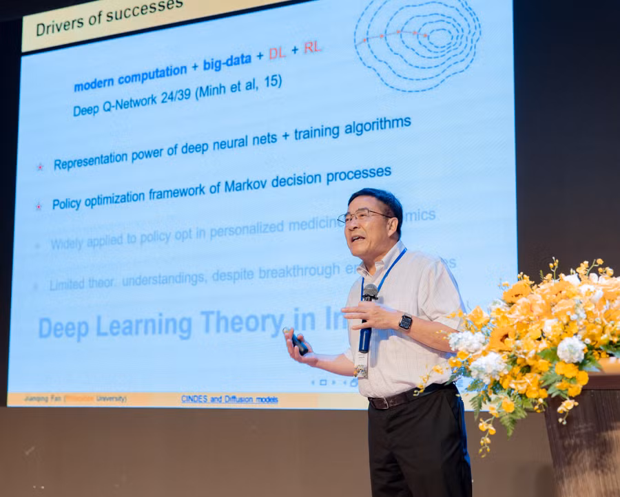 GS Jianqing Fan trình bày tham luận tại hội thảo. Ảnh: UEH. 