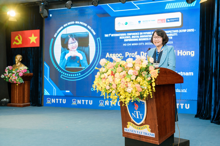 PGS.TS Trần Thị Hồng - Phó Hiệu trưởng Trường Đại học Nguyễn Tất Thành phát biểu tại hội thảo. Ảnh: NTTU. 