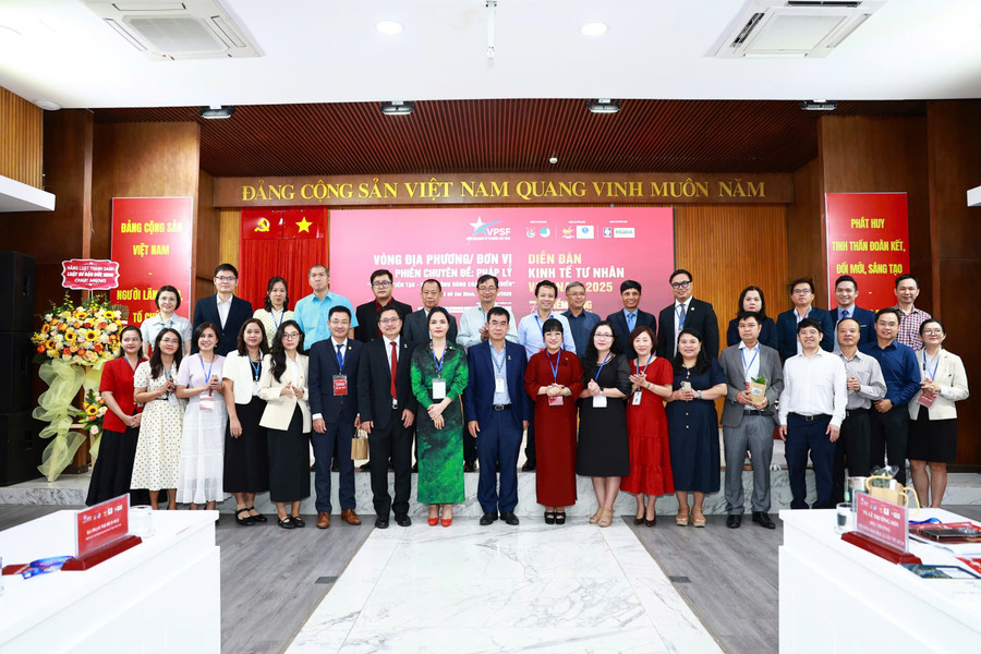Đại biểu và ban tổ chức chụp hình lưu niệm sau hội thảo. Ảnh: HCMULAW. b46027892a26a278fb37.jpg