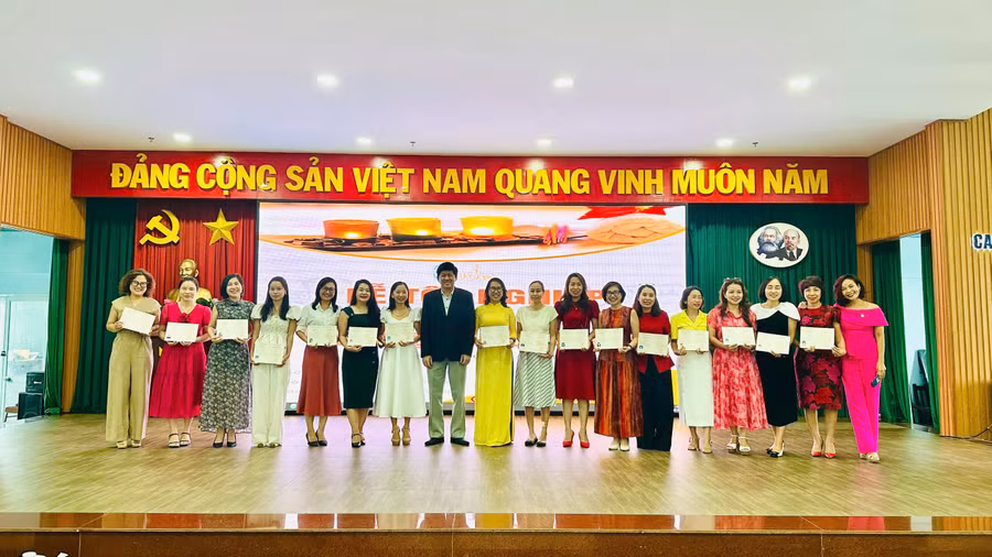 Hiệu trưởng nhà trường trao chứng chỉ nghề. Ảnh: NTCC. 