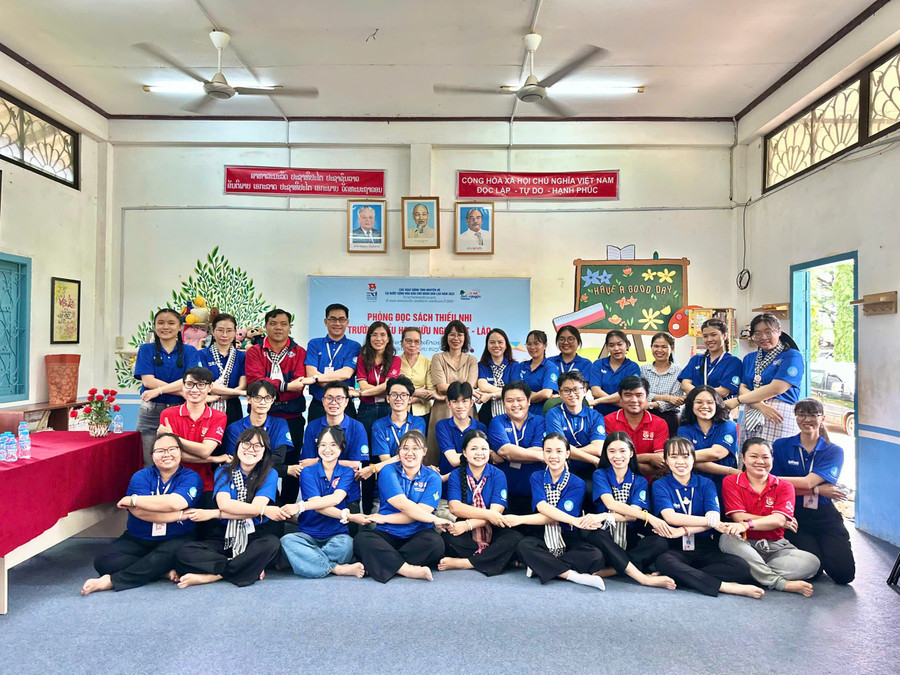 Các tình nguyện viên chụp ảnh tại Phòng đọc sách thiếu nhi, Trường Hữu nghị Việt - Lào. 451cdaa3c57f72212b6e.jpg