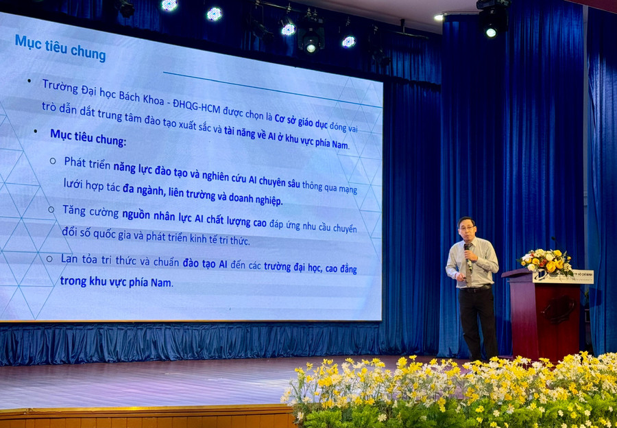 PGS.TS Trần Ngọc Thịnh trình bày tham luận. Ảnh: Thùy Linh. 33deb05596141e4a4705.jpg
