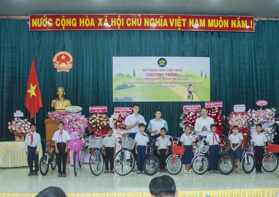 65 chiếc xe đạp được trao cho các em học sinh nghèo tại Gia Lai. Ảnh: NVCC. 