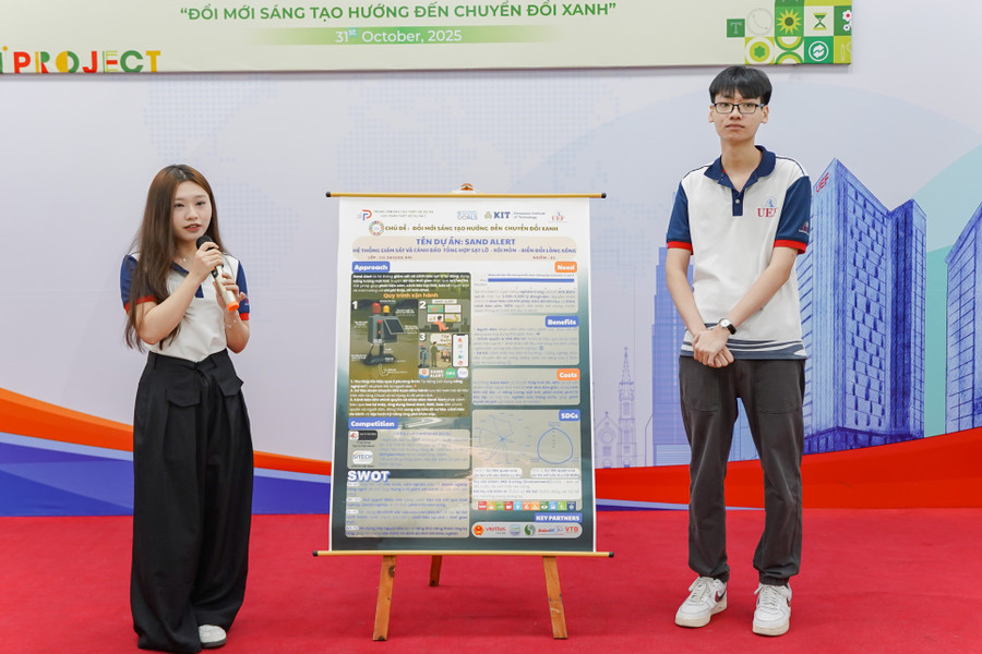 Sinh viên nhóm dự án Sand Alert thuyết trình. Ảnh: UEF. nhom-3-thuyet-trinh.jpg