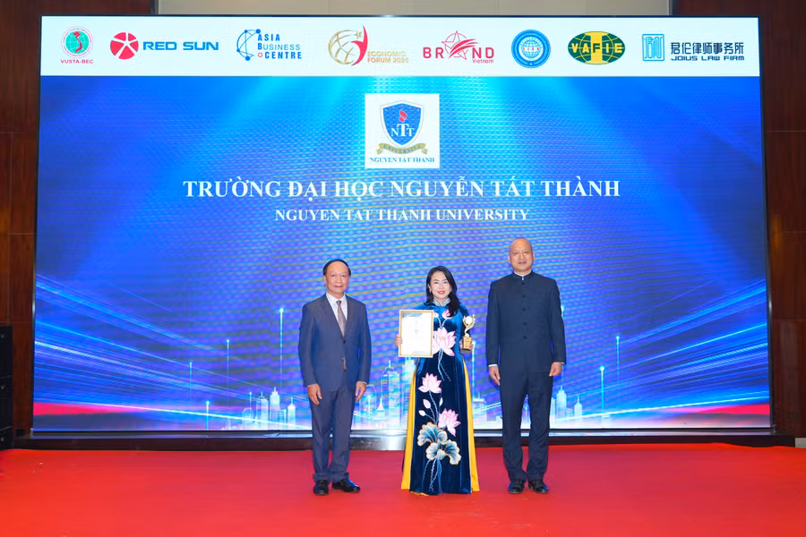 PGS.TS Nguyễn Lan Phương - Phó Hiệu trưởng nhà trường nhận chứng nhận top 10 doanh nghiệp xuất sắc châu Á - Thái Bình Dương 2025 cùng biểu trưng từ ban tổ chức. Ảnh: NTTU. 