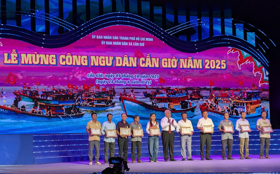 UBND xã Cần Giờ khen thưởng các tập thể, cá nhân có thành tích xuất sắc trong đánh bắt, khai thác thủy sản trên địa bàn xã. Ảnh: T.L. 3088446973719269267-1.jpg