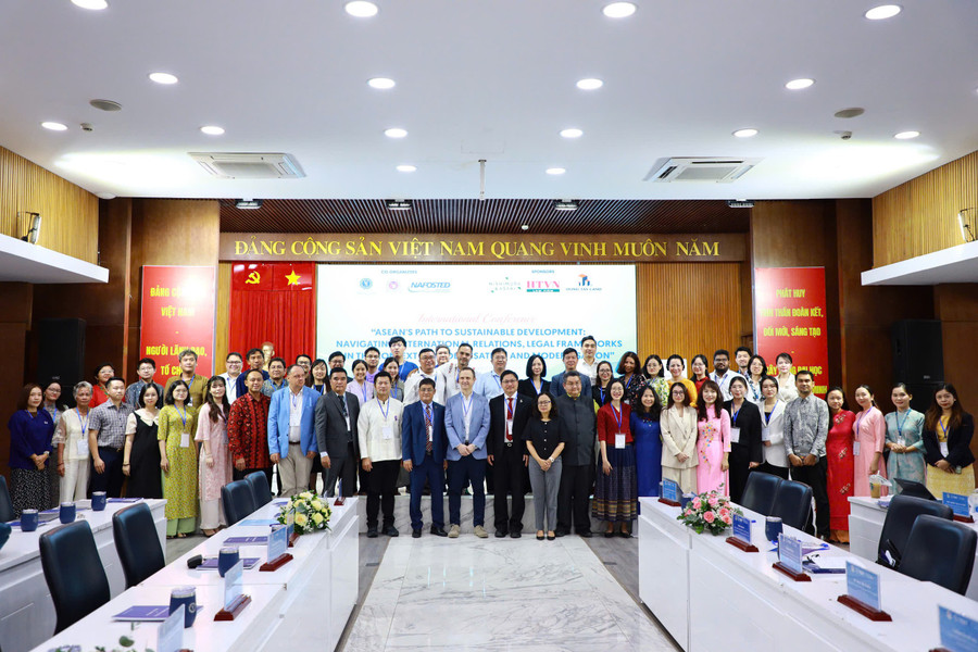 Hơn 130 học giả, nhà nghiên cứu, chuyên gia, giảng viên, luật sư đến từ 18 quốc gia và vùng lãnh thổ tham dự hội thảo. Ảnh: HCMULAW. d16c4767bd540b0a5245.jpg