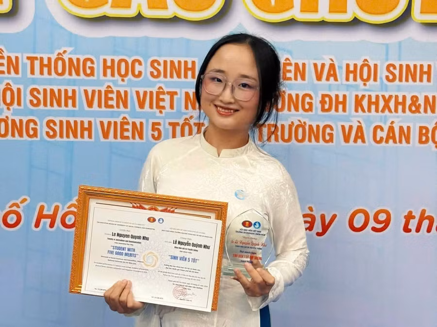 Lê Nguyễn Quỳnh Như đạt danh hiệu “Sinh viên 5 tốt tiêu biểu” cấp Đại học Quốc gia 2025. Ảnh: NVCC.