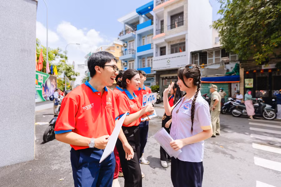 Chiến sĩ Hoa phượng đỏ cổ vũ thí sinh trước khi vào phòng thi. Ảnh: BCH chiến dịch Hoa phượng đỏ 2025. 