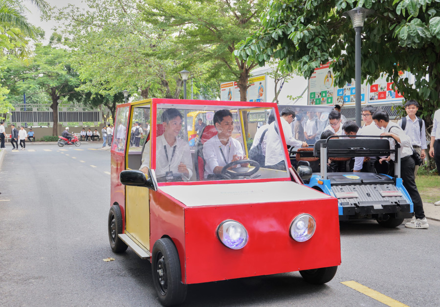 Không khí TECHSHOW còn sôi động với các hoạt động trình diễn sản phẩm công nghệ, trong đó sinh viên lái thử mô hình ô tô điện tự chế thu hút sự chú ý của đông đảo khách tham quan. Ảnh: HUTECH. 1d8a0793.jpg