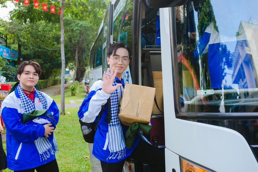 Chiến sĩ tình nguyện trẻ vẫy tay chào trước khi lên xe, chính thức khởi hành đến huyện đảo. ht-4331-min.jpg