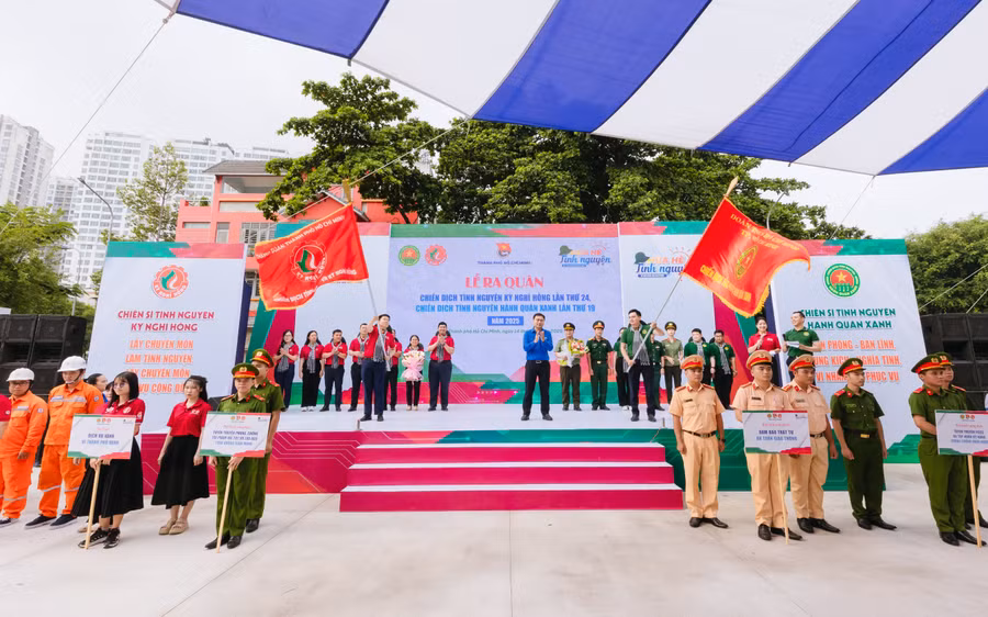 Toàn cảnh lễ ra quân chiến dịch. Ảnh: T.P.