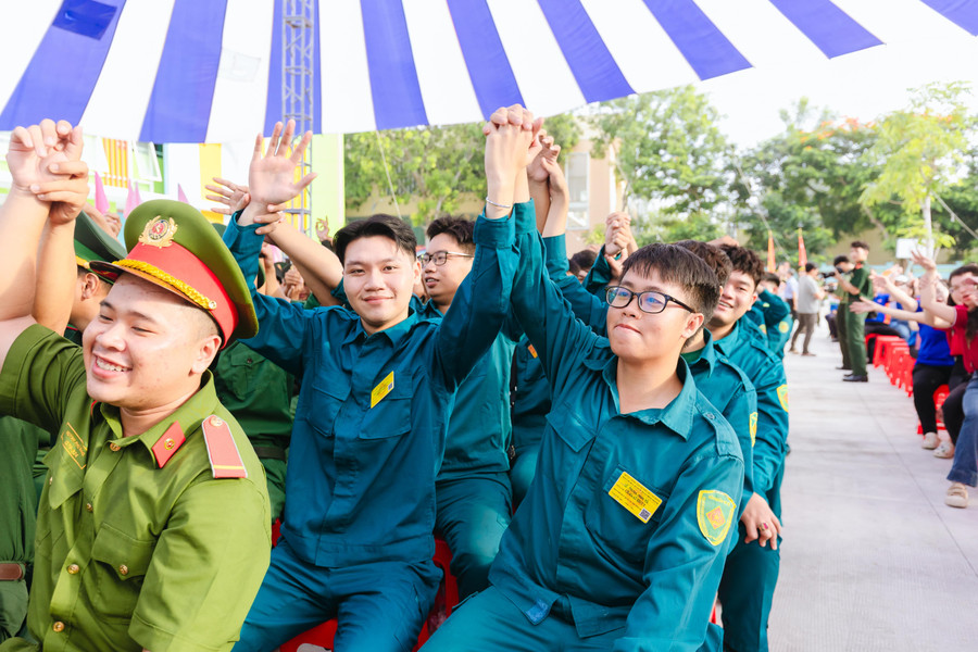 Các chiến sĩ trẻ nắm tay nhau thể hiện tinh thần đoàn kết trong lễ ra quân. thanhphuc-10-min.jpg