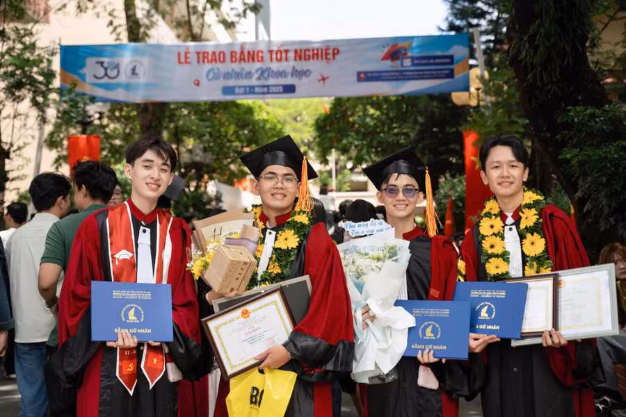 Lê Phạm Hoàng Trung (thứ 2 từ trái qua) cùng nhóm bạn ngành Trí tuệ nhân tạo tại Lễ tốt nghiệp năm 2025. Ảnh: HCMUS.