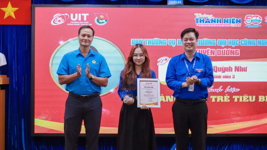 Quỳnh Như trong công tác Đoàn và phong trào thanh niên tại trường đại học. Ảnh: NVCC. ee1642c46fc9e297bbd8.jpg