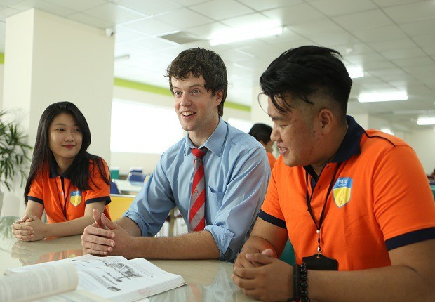 Giao lưu với người nước ngoài thường xuyên giúp cải thiện khả năng giao tiếp. Ảnh: HUTECH. hinh-1-ta.jpg