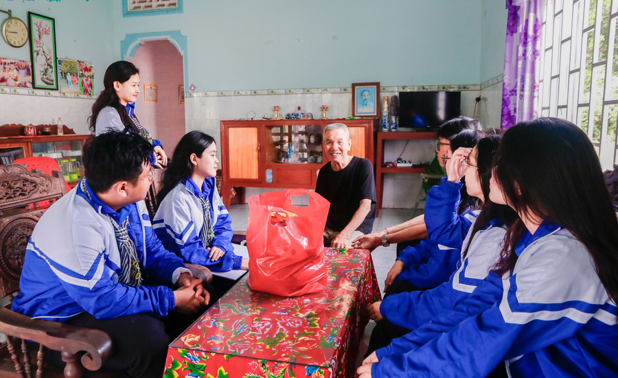 Sinh viên Trường Đại học Luật TPHCM thăm gia đình chính sách. Ảnh: HCMULAW. 