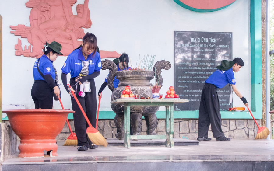 sinh-vien-don-ve-sinh-cac-khu-chien-tich-tai-tan-bien-tay-ninh-min-2228.jpg
