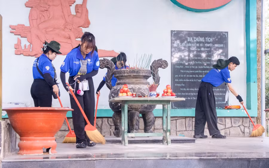 sinh-vien-don-ve-sinh-cac-khu-chien-tich-tai-tan-bien-tay-ninh-min-2228.jpg