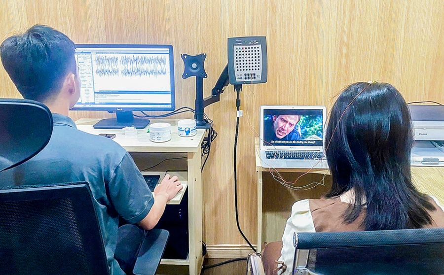 Học sinh (bên phải) trong quá trình nghiên cứu. Ảnh: NVCC. tc-5.png