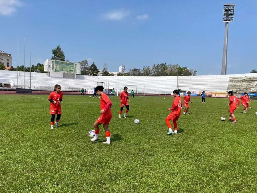 Đội tuyển U20 nữ Việt Nam đấu tập với CLB nữ TPHCM I trên sân Long An. 