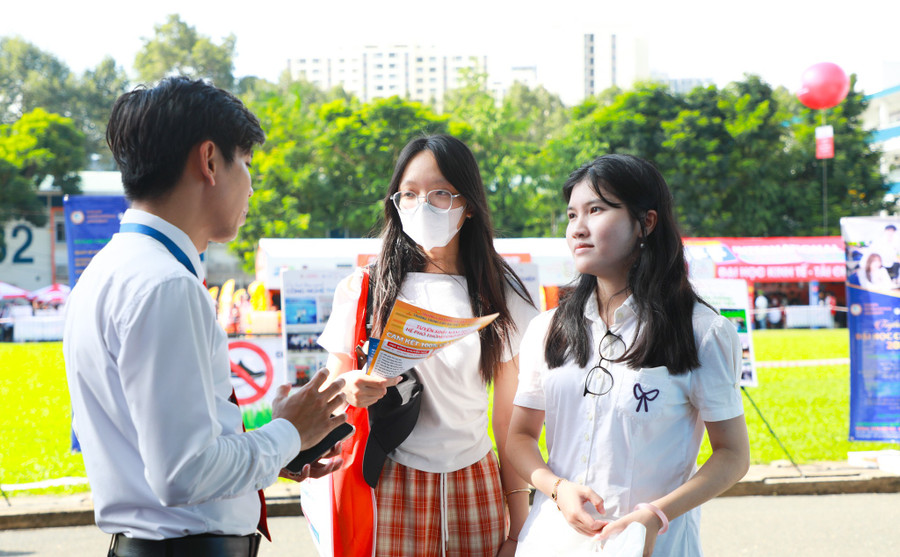 Thí sinh tại ngày hội tư vấn xét tuyển nguyện vọng 2025. Ảnh: SIU. 