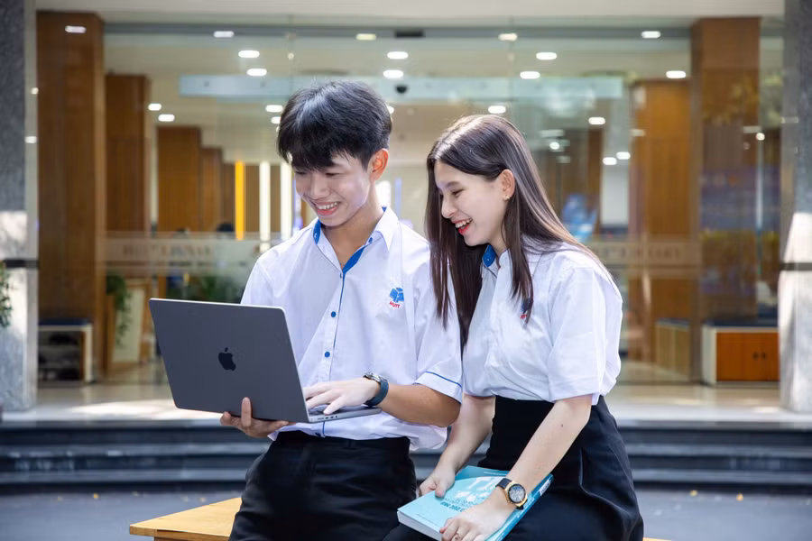 Sinh viên Trường Đại học Công Thương TPHCM hào hứng trước năm học mới. Ảnh: HUIT. 