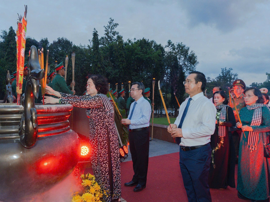 Đoàn đại biểu của TPHCM, các cán bộ, chiến sĩ và Nhân dân cùng dâng hương tưởng niệm các anh hùng liệt sĩ. Ảnh: Thành đoàn TPHCM. a38b1ad9-3766-44be-992e-e4e06b196a70.jpg