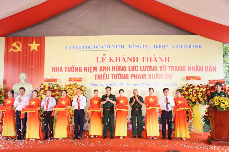 Lễ Khánh thành Nhà tưởng niệm Thiếu tướng, Anh hùng Lực lượng vũ trang nhân dân Phạm Xuân Ẩn. Ảnh: Ngô Tùng. 