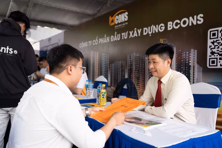 Sinh viên phỏng vấn trực tiếp với doanh nghiệp tại ngày hội. Ảnh: HUTECH. 