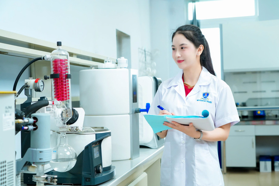 Sinh viên khoa Dược, Trường Đại học Nguyễn Tất Thành. Ảnh: NTTU. 