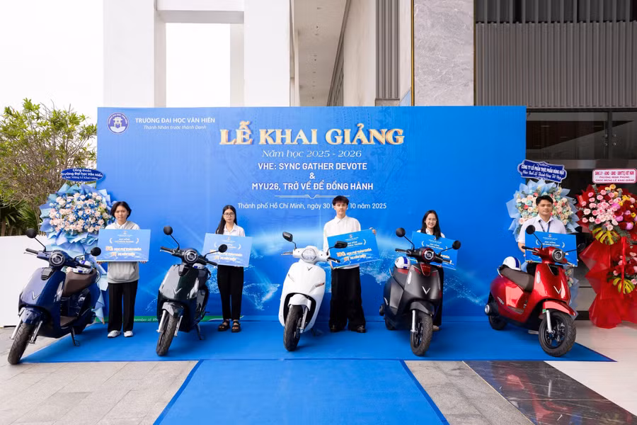 Tân sinh viên có điểm trúng tuyển từ 27,5 điểm trở lên được tặng học bổng 1 xe máy điện. Ảnh: VHU. 
