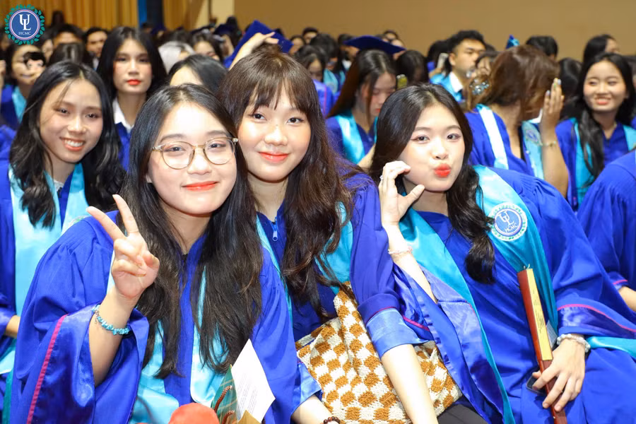 Sinh viên Trường Đại học Luật TPHCM trong buổi lễ tốt nghiệp. Ảnh: HCMULAW. 