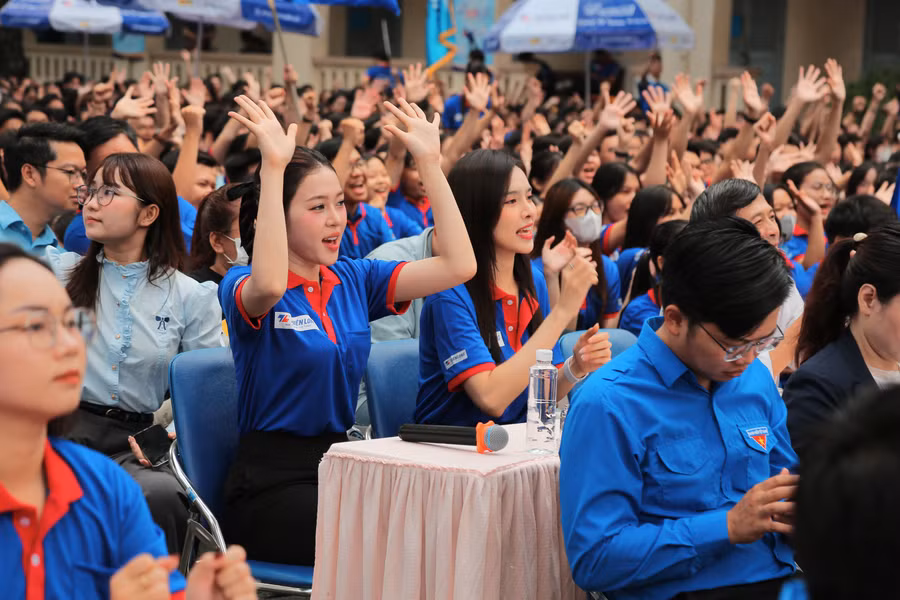 Hoa hậu Quốc gia Việt Nam 2024 - Nguyễn Ngọc Kiều Duy đồng hành cùng các tình nguyện viên. Ảnh: Tiến Long.