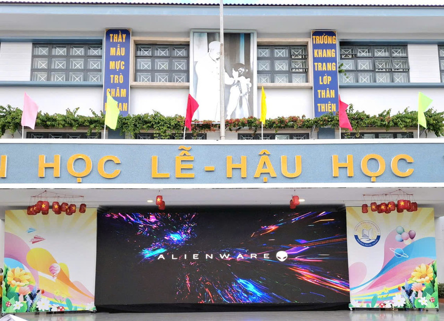 Cơ sở vật chất chuẩn bị cho lễ khai giảng gồm màn hình led, hệ thống âm thanh, đường truyền tại sân khấu chính đến từng lớp học. Ảnh: NTCC. 56818ee2ded655880cc7.jpg