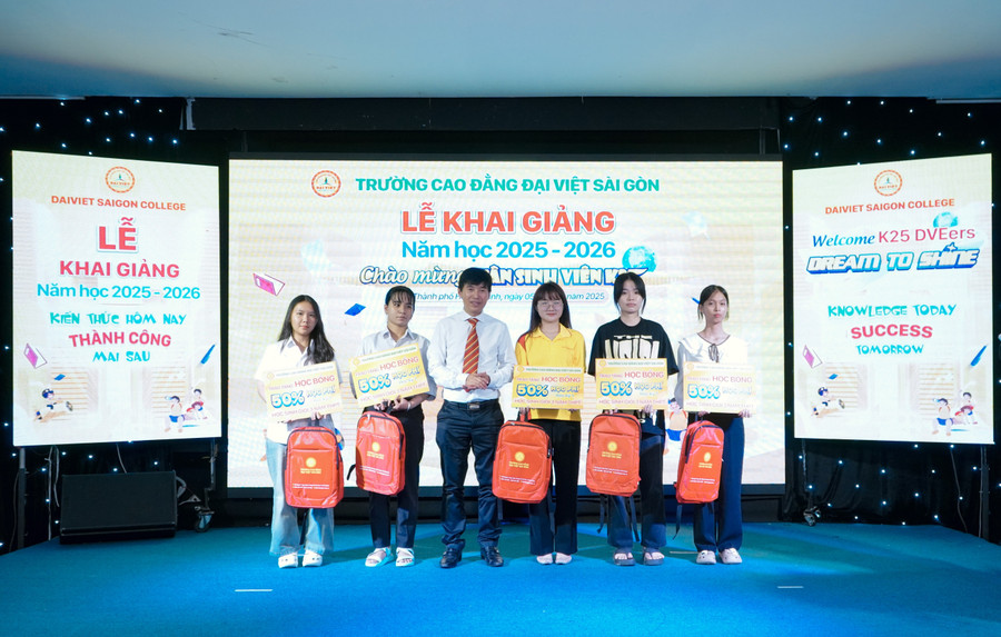 Nhà trường trao tặng học bổng cho tân sinh viên. Ảnh: NTCC. dsc4995.jpg