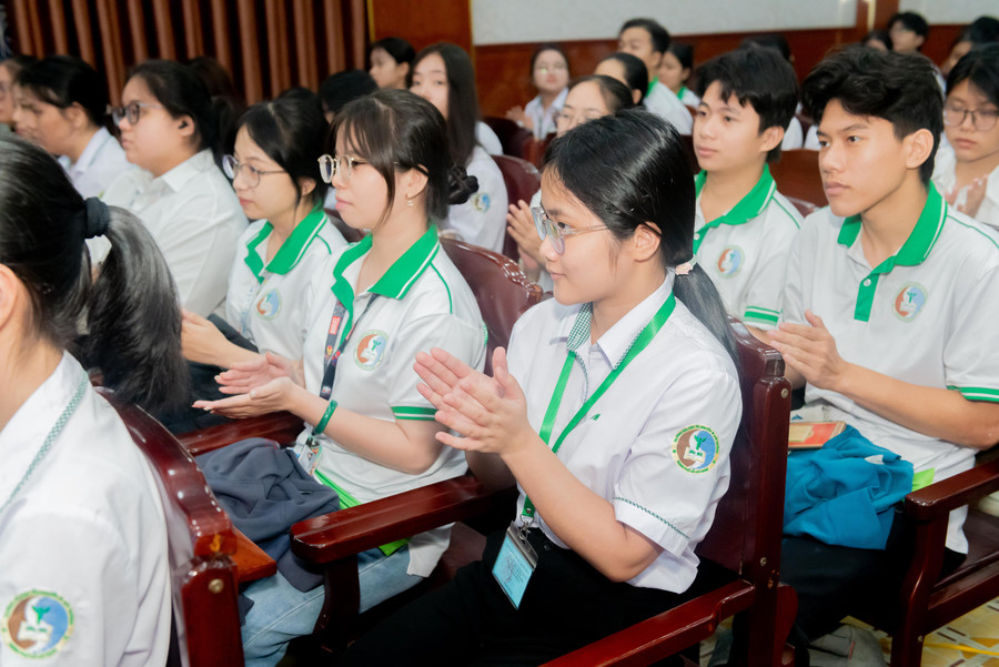 Nhiều sinh viên quan tâm đến lĩnh vực công nghệ đất hiếm, đại dương, lòng đất. Ảnh: QA. 