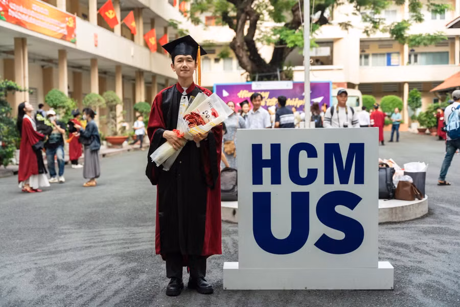 Lê Văn Tấn trở thành tân cử nhân tốt nghiệp sớm với tấm bằng Xuất sắc ngành Trí tuệ nhân tạo. Ảnh: NVCC. 