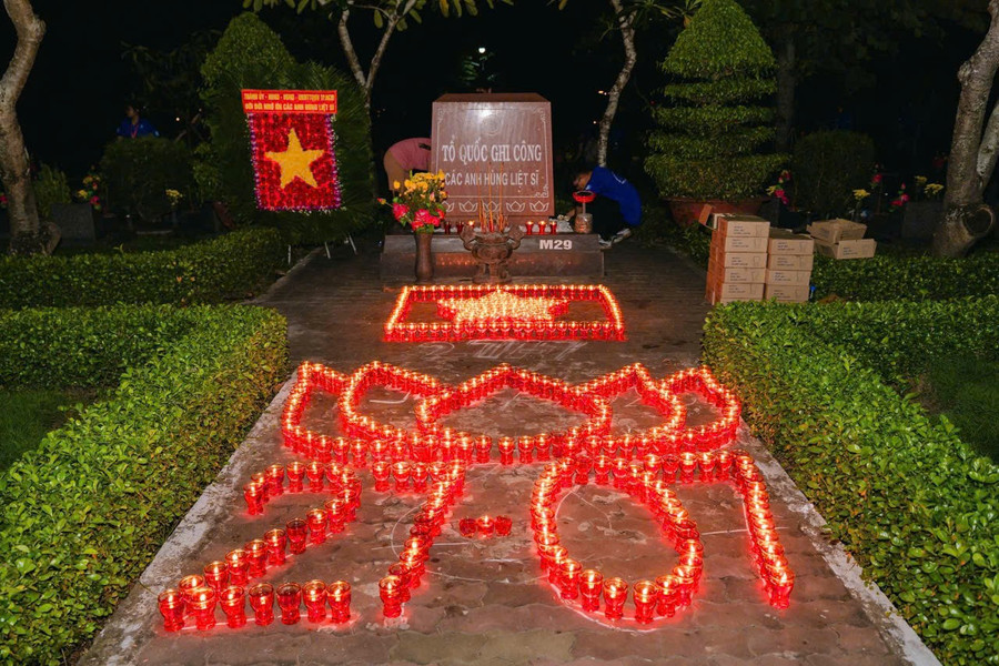 Mỗi ngọn nến là lời nhắc nhở sâu sắc về sự hy sinh to lớn của cha ông vì độc lập, tự do và thống nhất đất nước. bbf05bde-95fb-45f1-b835-8576b6b96cfc.jpg