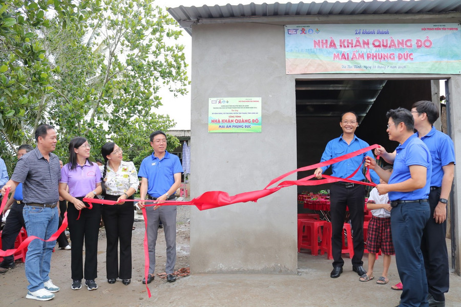 Trường Đại học Sư phạm TPHCM trao tặng Nhà khăn quàng đỏ tại tỉnh Long An (cũ). Ảnh: HCMUE.