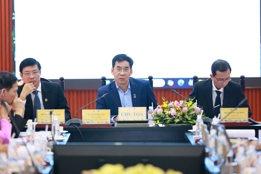 Ban chủ tọa hội thảo. Ảnh: HCMULAW.